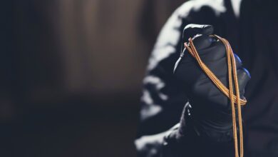 Representational Image of robber holding gold chain