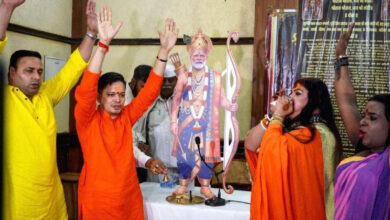 Transgender community hail Modi chant chalisa