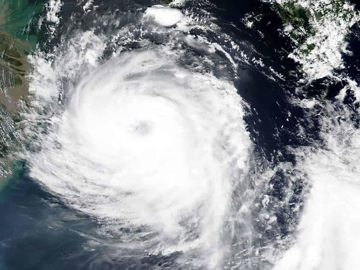 Typhoon lashes South Korea after battering Japanese islands