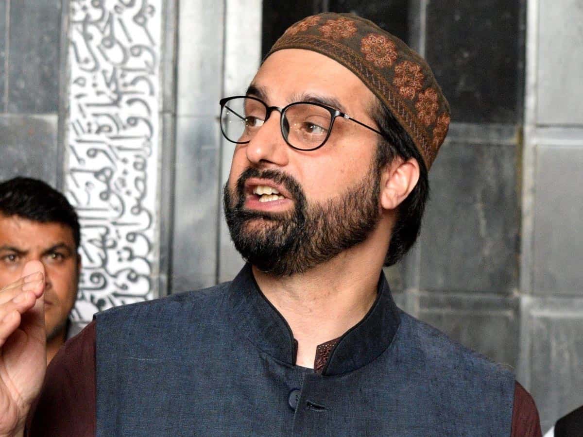 J-K: Mirwaiz Farooq barred from offering prayers at Jamia Masjid