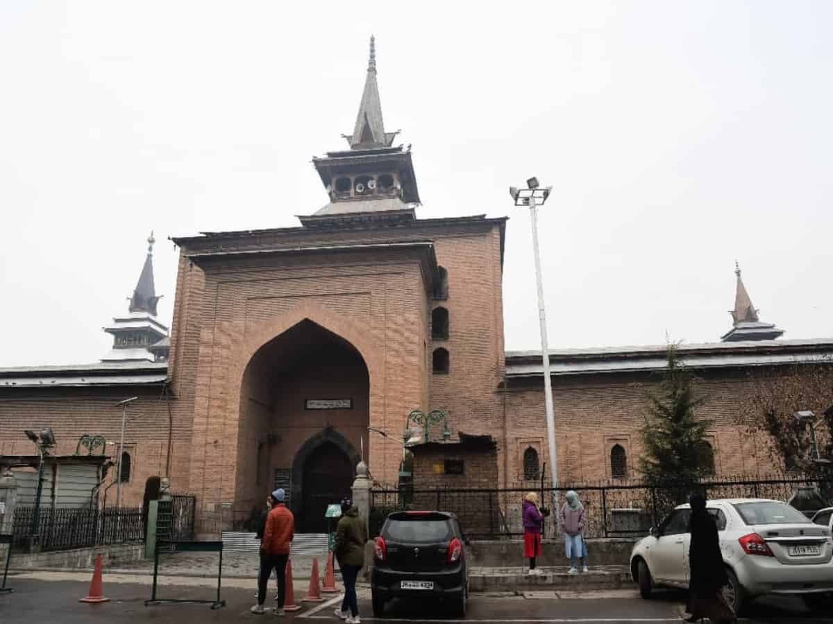Friday prayers allowed in Srinagar's grand mosque after 30 weeks