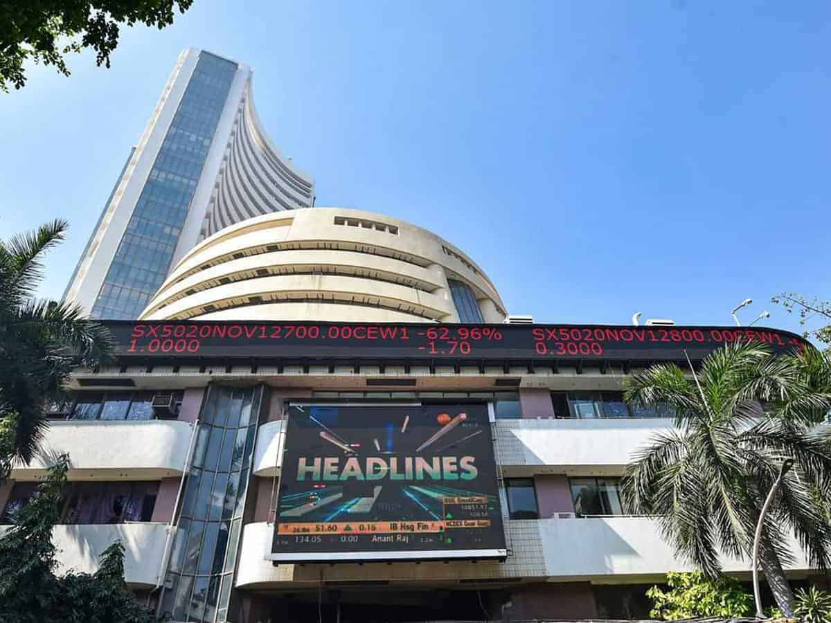 Equity indices close lower; Nifty, Sensex down 1% each