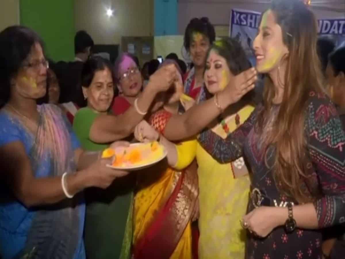 Sex workers in Kolkata's Sonagachi celebrate Holi after two years