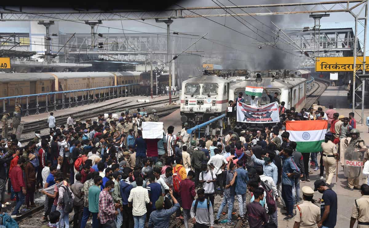 369 trains cancelled due to Agnipath protests