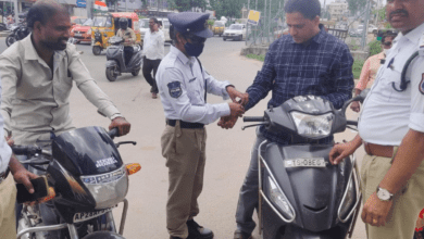 Police have tied Rakhi to the commuters who weren't using helmets and seatbelts and emphasized the value of SafeDriving.