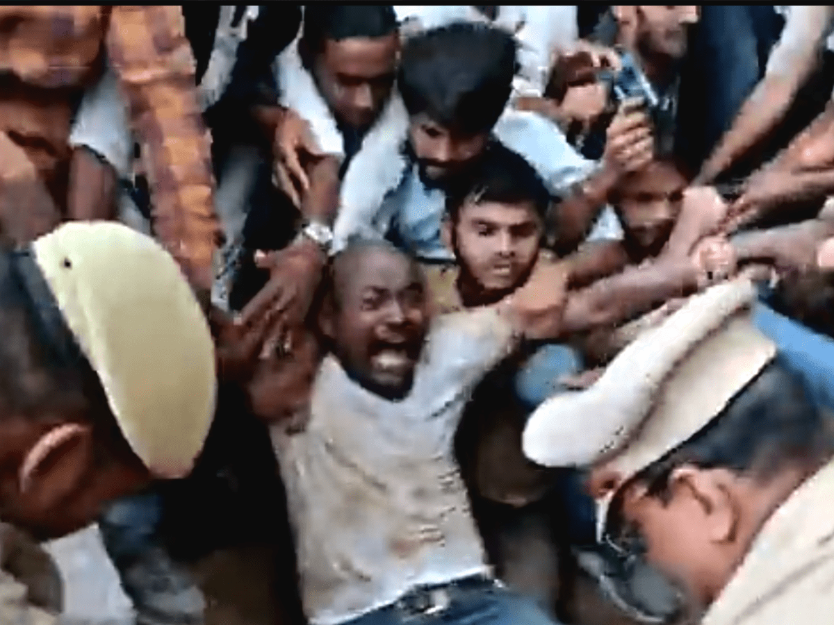 Hyderabad: DYFI hold a sit-in protest at Pragati Bhavan