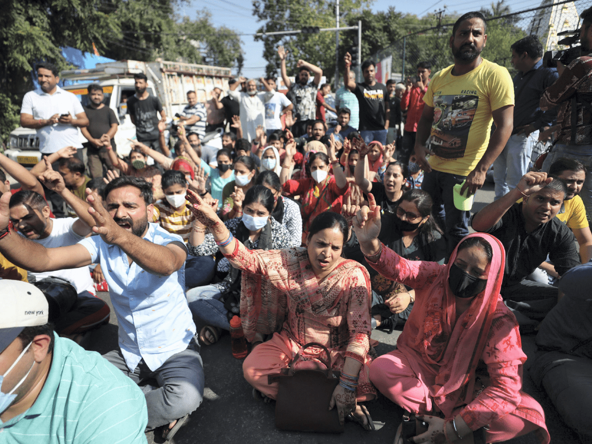 Angry Kashmiri Pandits block Jammu road to protest latest target killing by terrorists in valley