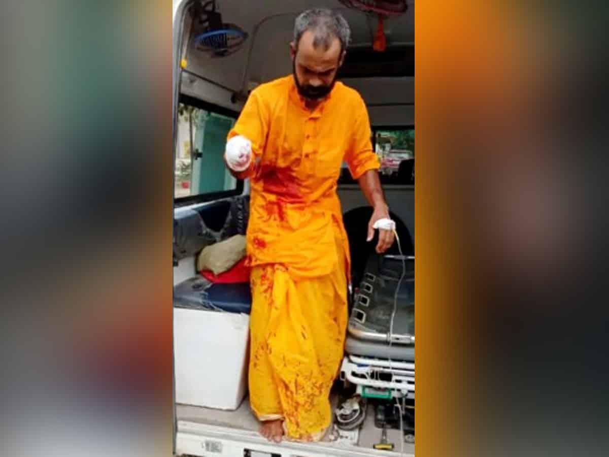 Uttar Pradesh: Seer chops off palm as offering in Ayodhya