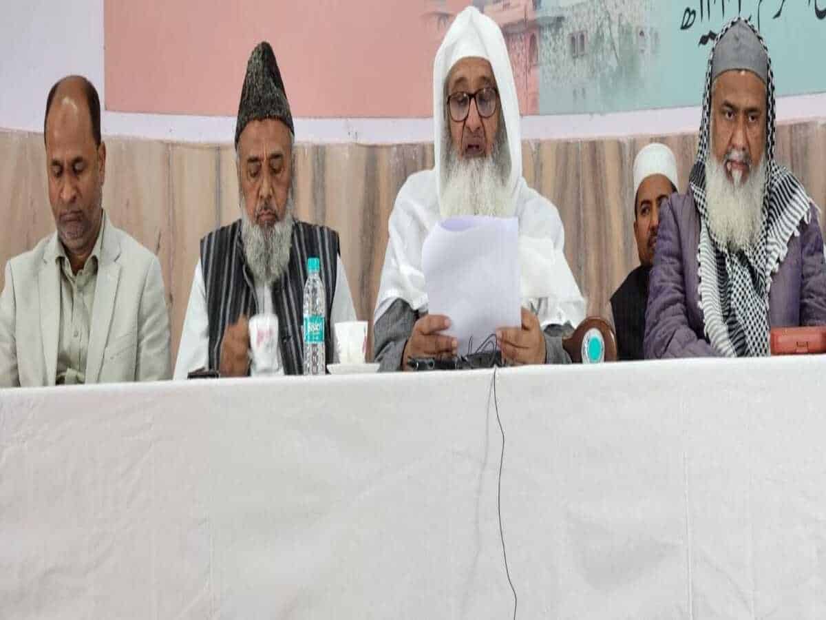 (i) Maulana Muhammad Fazl-ur-Rahim Mujaddidi, the present rector and son of the founder Jamea-tul-Hidayah, addressing Azmat-e-Qur’an Conference in Jaipur;