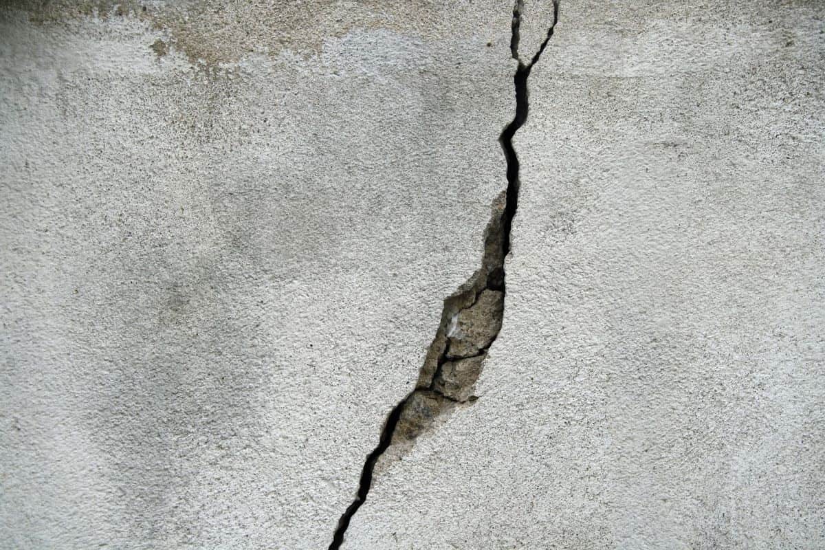 Cracks in Aligarh
