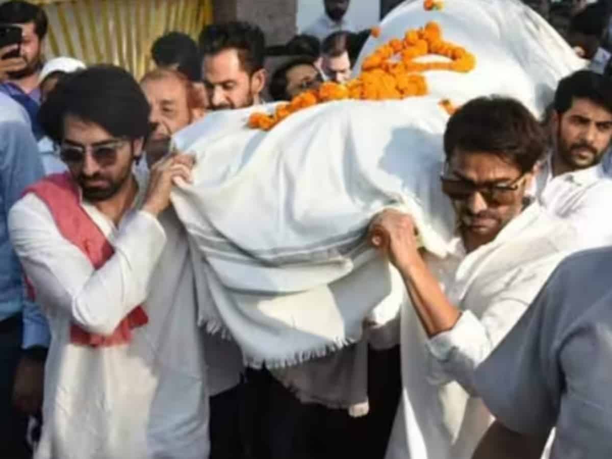 Netizens slams Ayushmann Khurrana for wearing googles in father's funeral