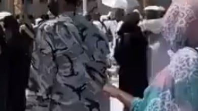 Video: Saudi security guard helps blind pilgrim circumambulate Kaaba during Haj