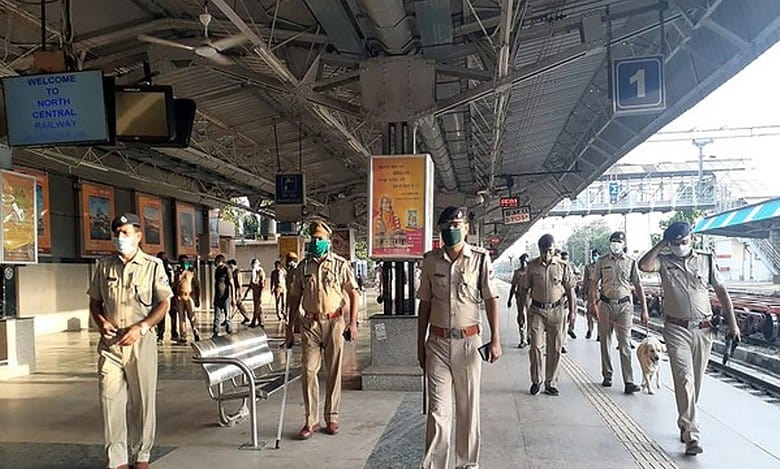 High-level panel members reach Mumbai to probe train firing incident