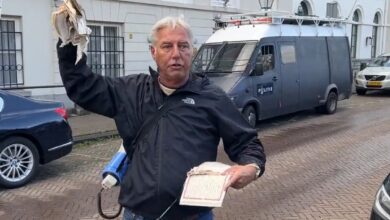 Far-right Dutch extremist desecrates Quran in front of Turkish embassy
