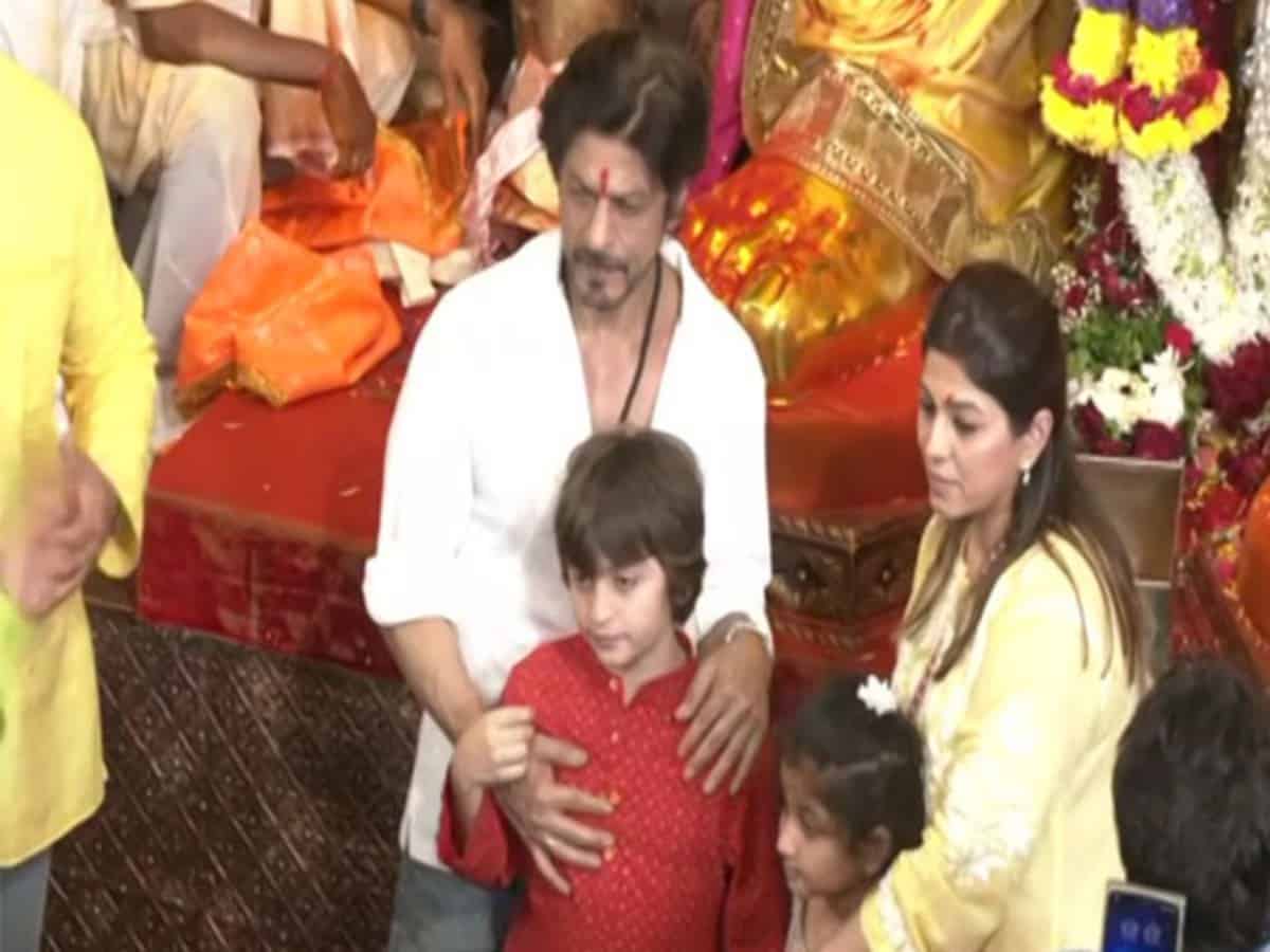 SRK seeks blessings at Lalbaugcha Raja with AbRam
