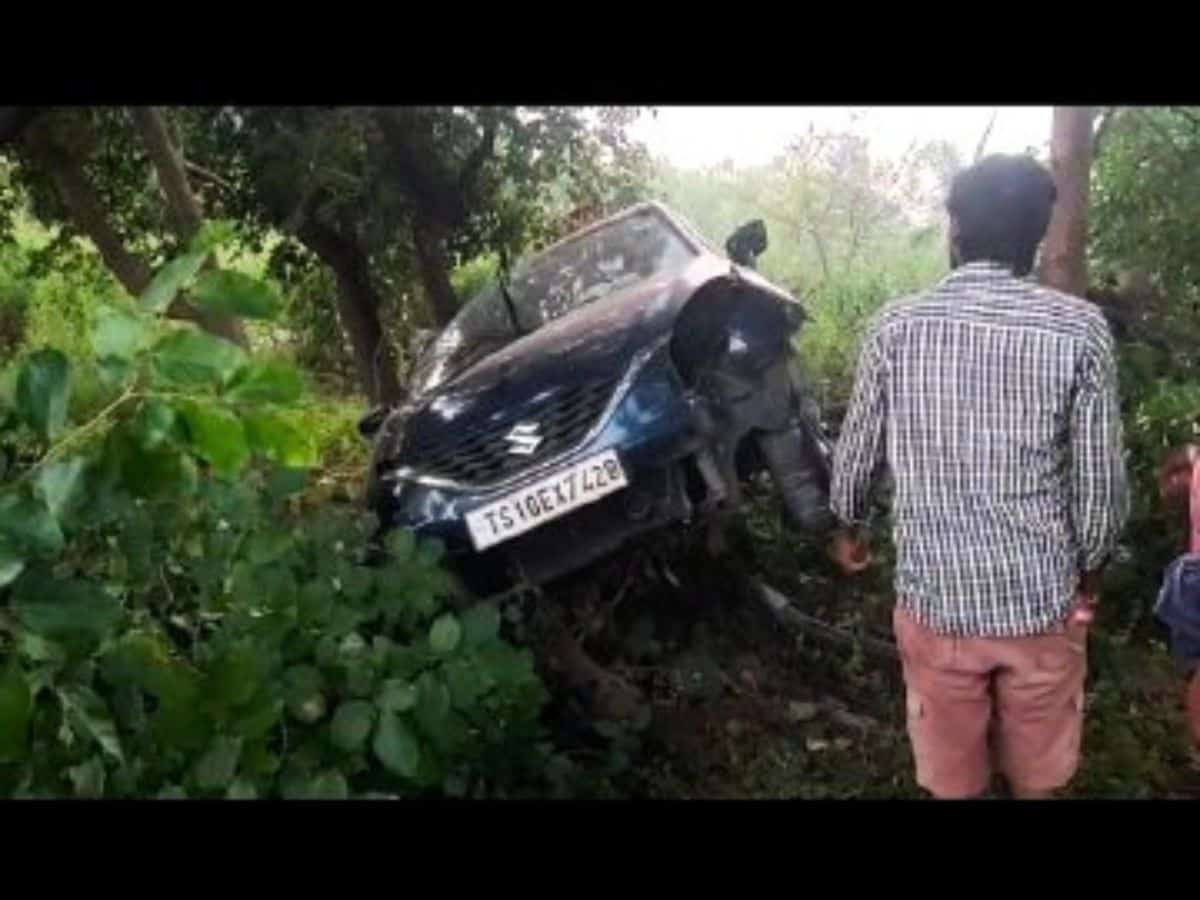 Hyderabad: 2 dead, 3 injured in road accident near Keesara