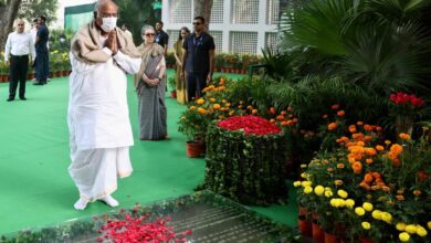 Kharge, Sonia, Rahul offer floral tributes to Indira Gandhi