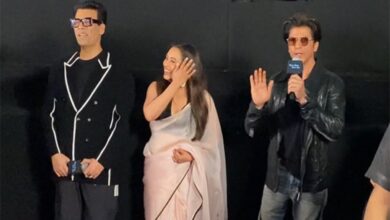 SRK, Rani Mukerji, Karan Johar surprise fans at 'Kuch Kuch Hota Hai' special screening in Mumbai