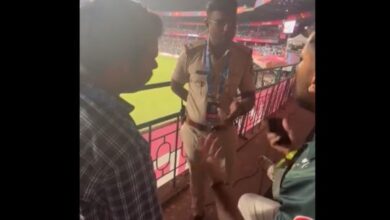 Cop stops 'Pakistan Zindabad' chant during World Cup match