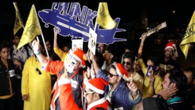 SRK fans welcome 'Dunki' release with dhol, fireworks