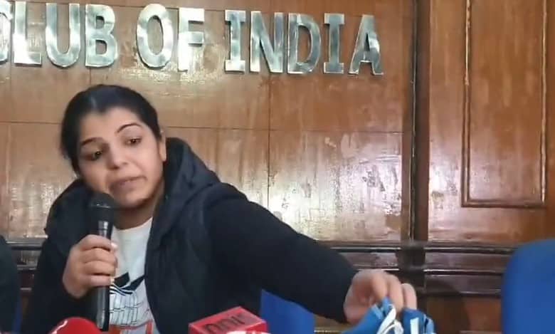 Not able to bear insult wrestling queen Sakshi Malik quits sports; Indian reputation in danger