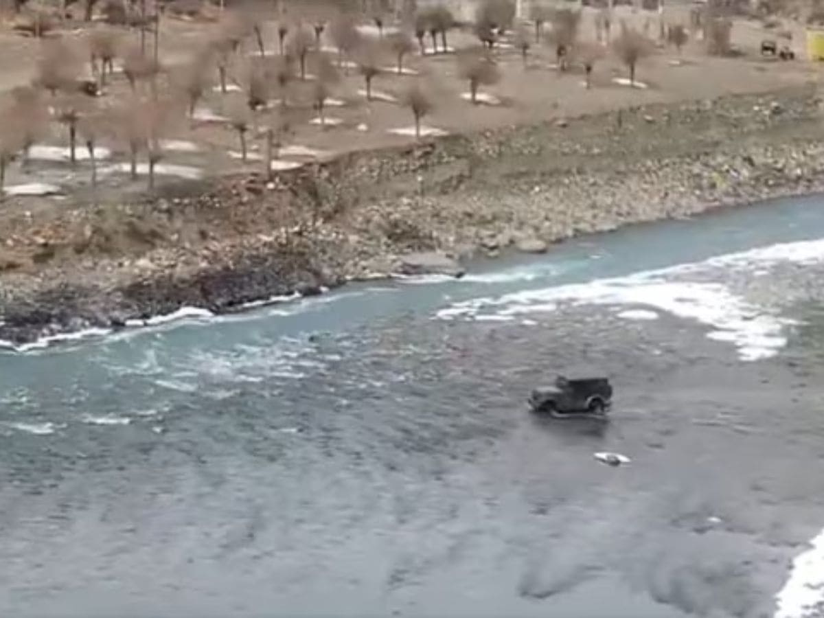 Video: SUV drives through river to dodge Himachal traffic, punished