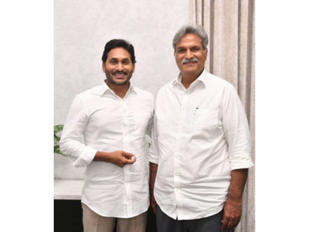 TDP's Vijayawada MP meets Jagan