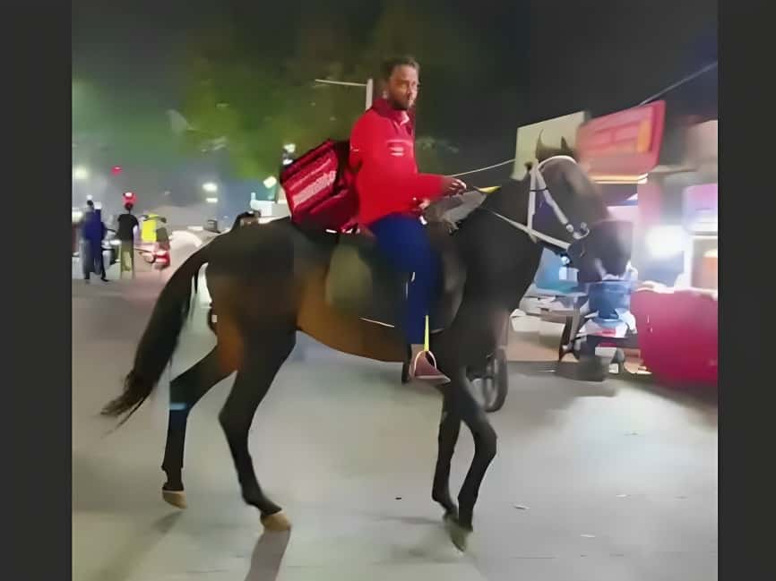Zomato delivery boy delivers food on horse in Hyderabad