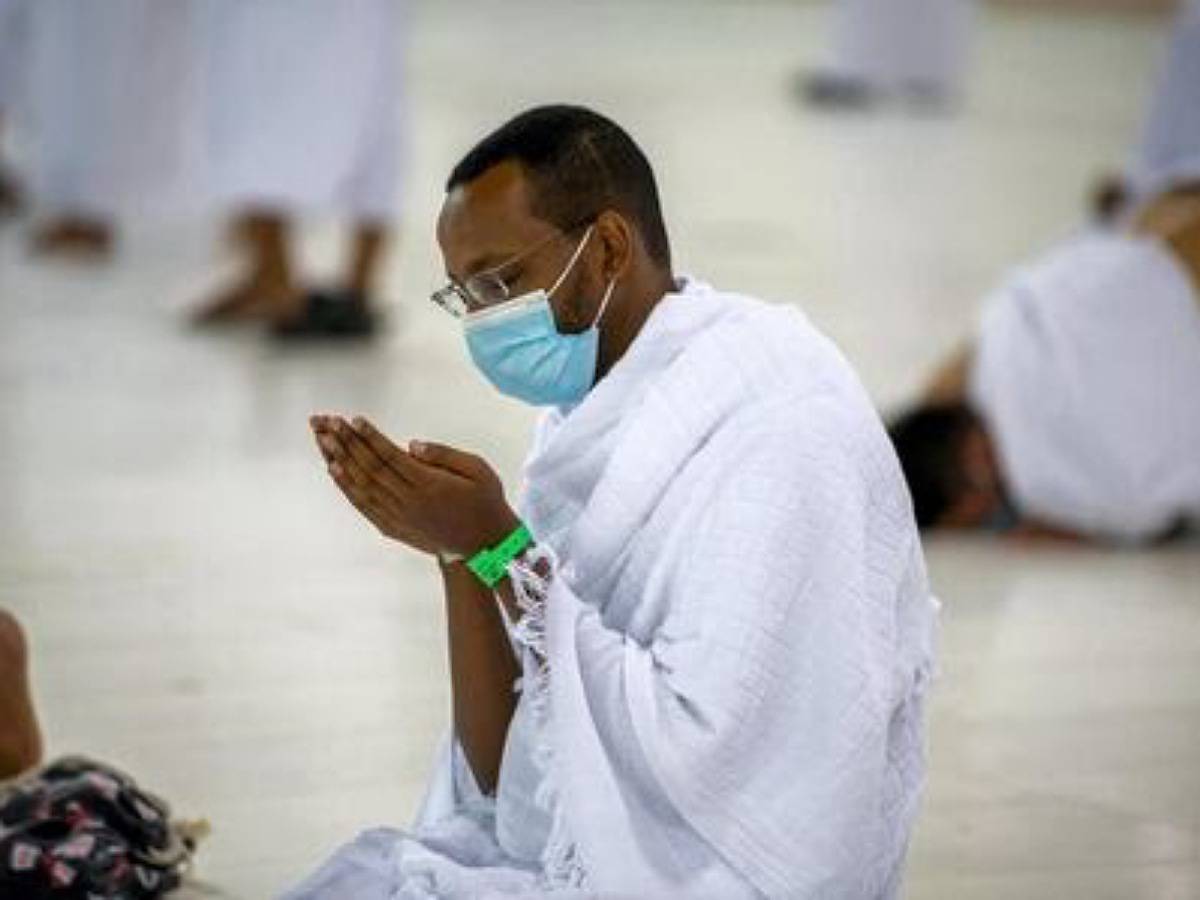 Saudi Arabia urges worshippers to wear face masks at two holy mosques