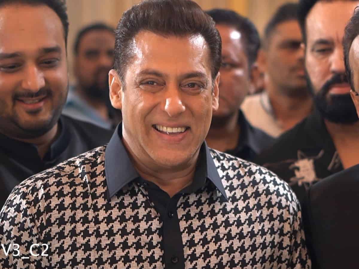 Salman Khan wishes 'Eid Mubarak' to fans, watch viral video