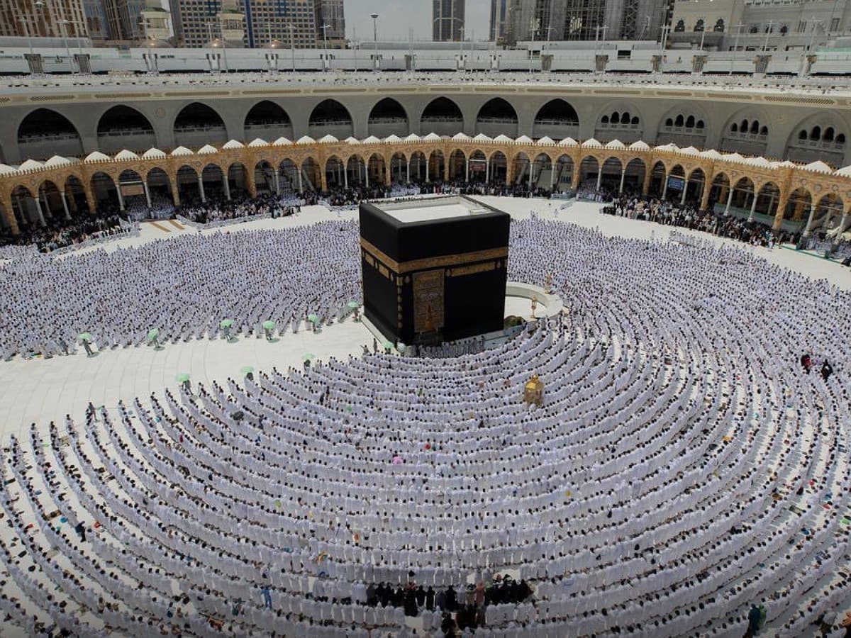 Ramzan 2024: Crowds of worshippers perform last Friday prayer at Grand Mosque, Prophet's Mosque