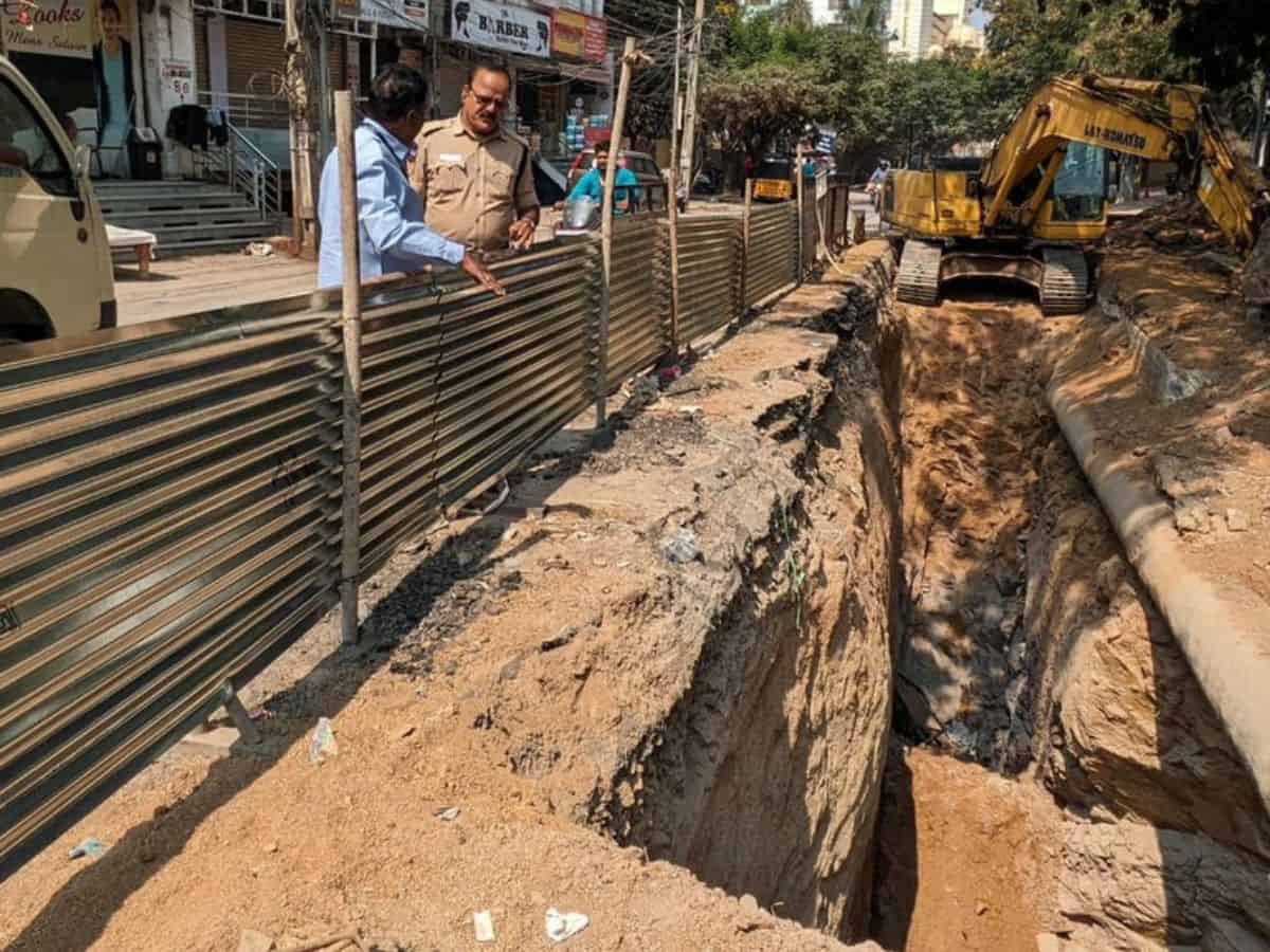 Hyderabad: 78-yr-old man falls in sewage trench at Tolichowki, dies