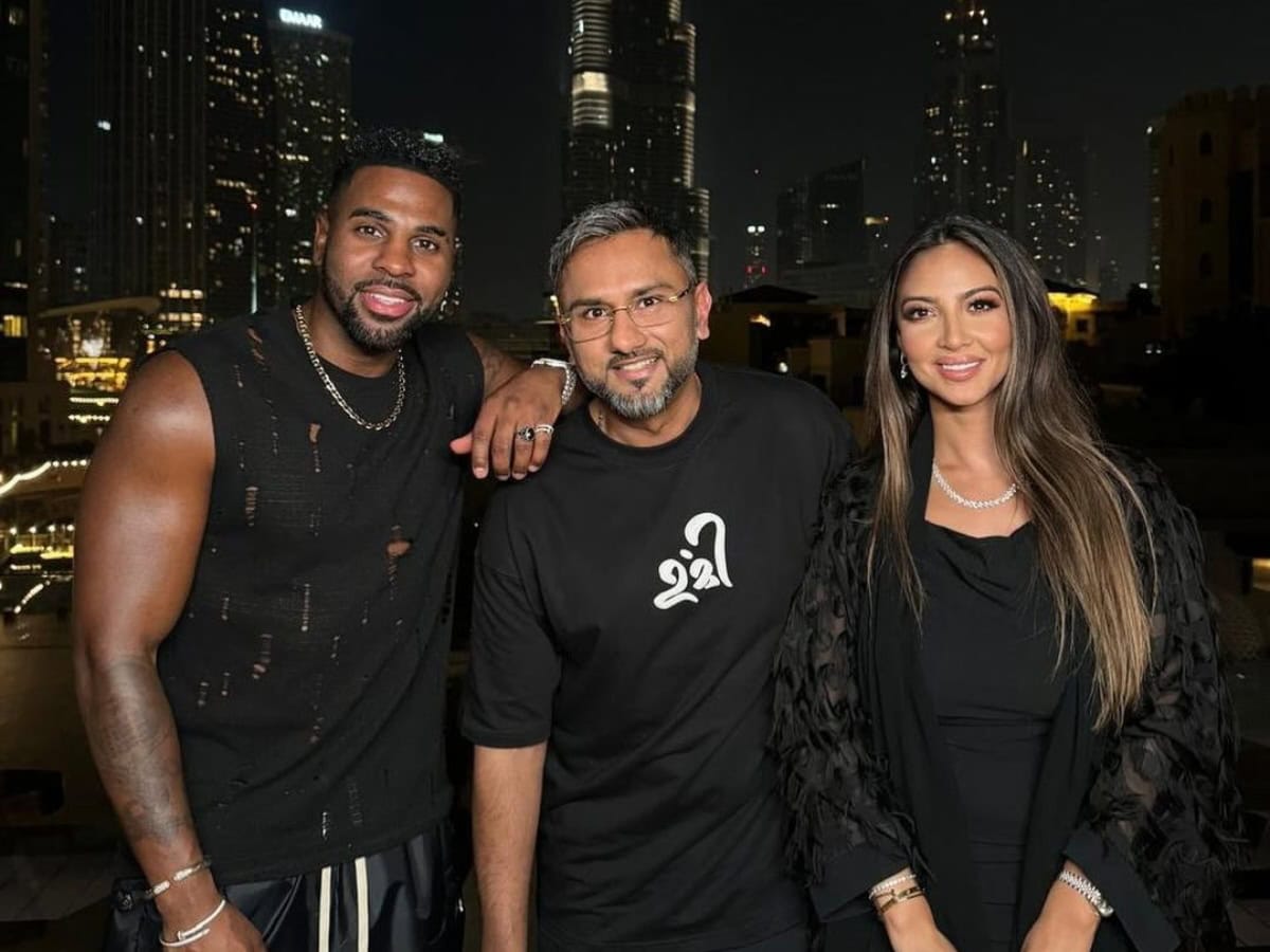 Yo Yo Honey Singh, Jason Derulo pose in front of Burj Khalifa in Dubai