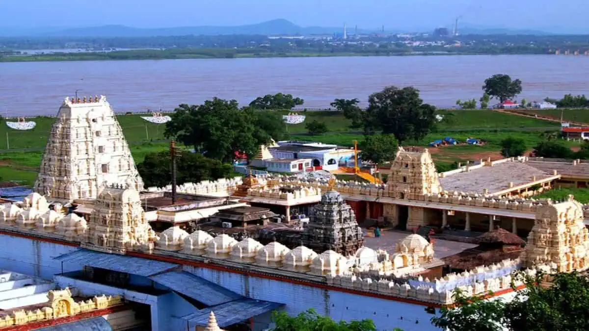 VHP demands the chief ministers of the two Telugu states to discuss the encroachment of Bhadrachalam temple lands in AP.