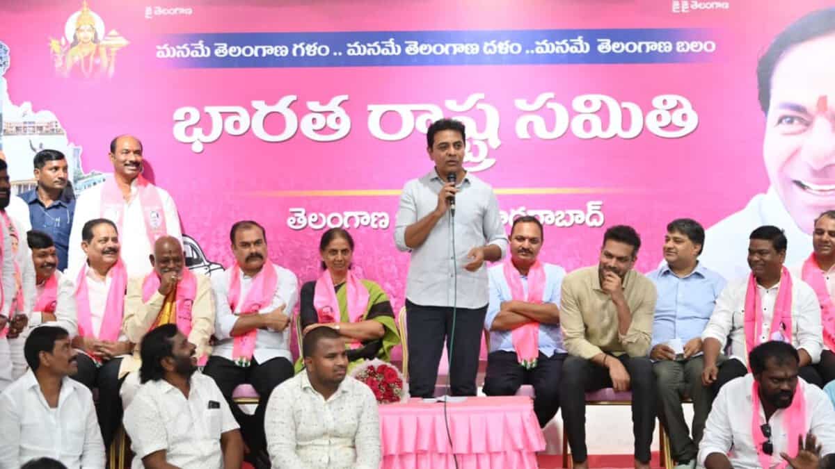KTR addressing the crowd at Telangana Bhavan