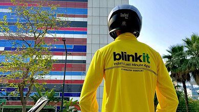 Blinkit delivery agents gives chocolate to woman for helping him