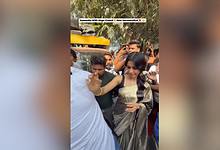 Image showing Samantha Ruth Prabhu wading through a crowd