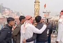 Men in 'sheikh' attire at Har Ki Pauri