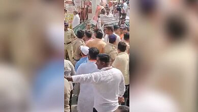 BJP workers protest outside Congress Bhavan in Pune