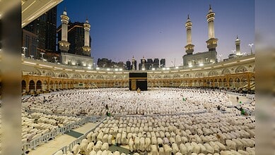 Thousands of pilgrims performing Umrah at Masjid al-Haram during Ramzan, with a large crowd gathered.