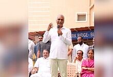 Harish Rao speaking to residents threatened by demolition during Musi rejuvenation.