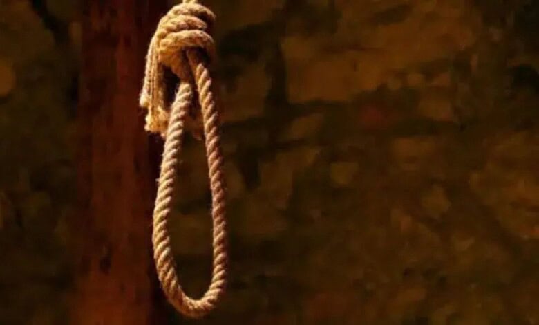 Image of a noose hanging against a brick wall, symbolising a tragic death related to financial distress.