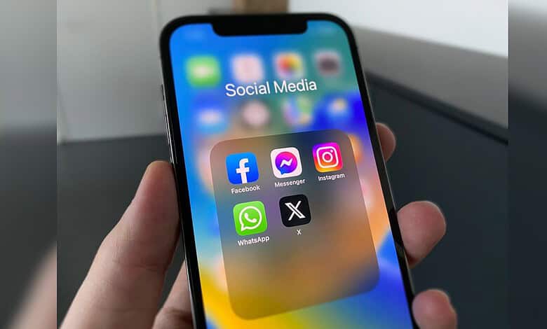 Smartphone screen showing Facebook, Messenger, Instagram, WhatsApp, and TikTok apps.