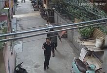 A man carrying knife caught on camera in Delhi