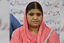 A woman in a pink dupatta at a tribute event for Bulbul-e-Deccan, voice of Urdu.